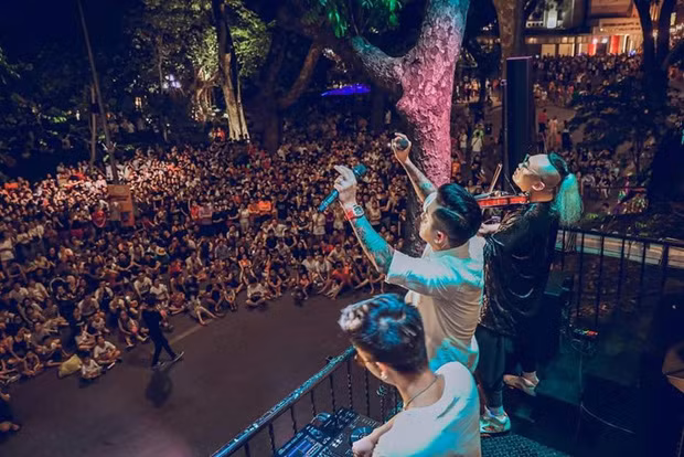 Ca sĩ Tuấn Hưng được nhiều khán giả mến mộ.