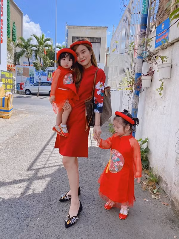 Vợ Hoài Lâm thường xuyên đăng tải hình ảnh không có Hoài Lâm