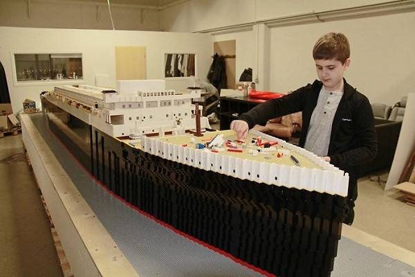 Đây cũng là con tàu Titanic lớn nhất thế giới được làm từ Lego. Đây cũng là con tàu Titanic lớn nhất thế giới được làm từ Lego.