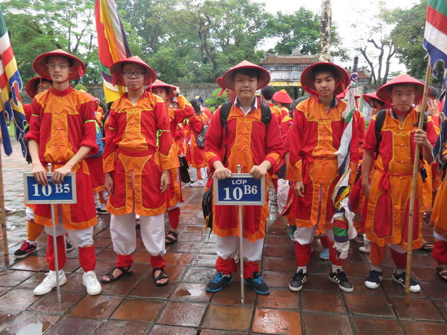 Học sinh mặc trang phục áo lính tại buổi ngoại khóa