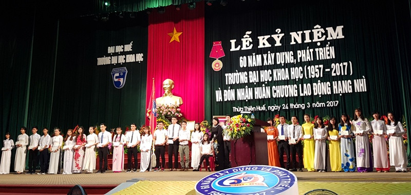 Tặng học bổng cho các sinh viên nghèo vượt khó tại lễ kỷ niệm Tặng học bổng cho các sinh viên nghèo vượt khó tại lễ kỷ niệm