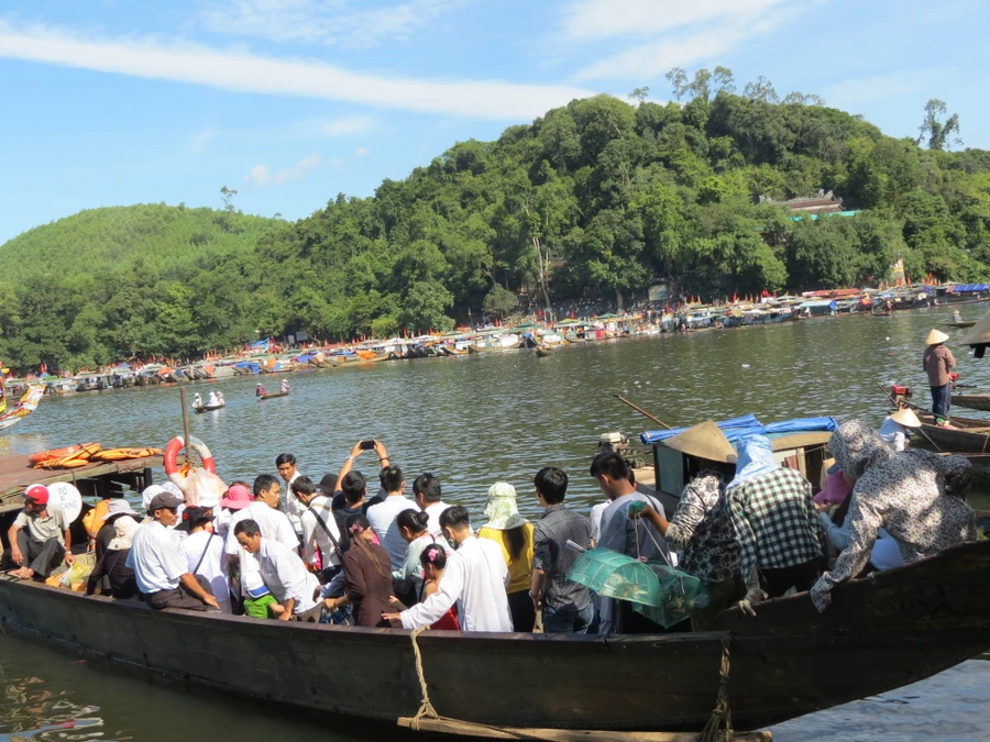 Du khách xuống đò từ bến Than để sang điện Hòn Chén trẩy hội