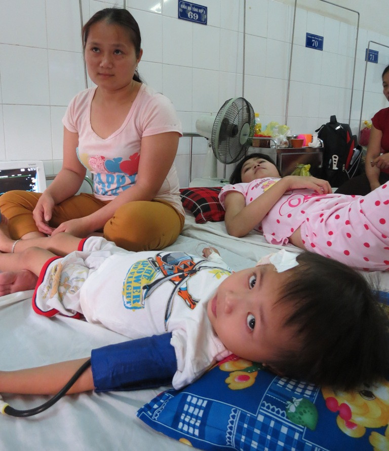 Hai mẹ con cháu Phạm Viết K tại Trung tâm Nhi khoa Bệnh viện T.Ư Huế