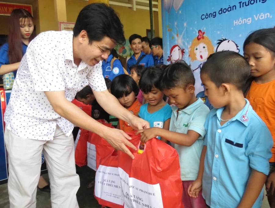  PGS.TS Nguyễn Thành Nhân - Chủ tịch Công đoàn Trường ĐHSP Huế tặng quà cho học sinh trường Mầm non xã Hồng Vân