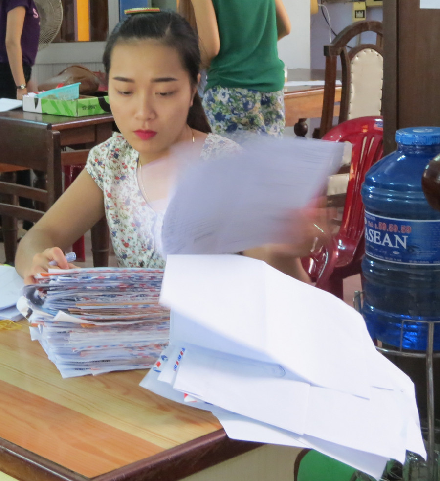 Cán bộ Ban khảo thí ĐH Huế kiểm tra từng trang hồ sơ thí sinh gửi xét tuyển NV1 vào các trường, khoa trực thuộc ĐH Huế