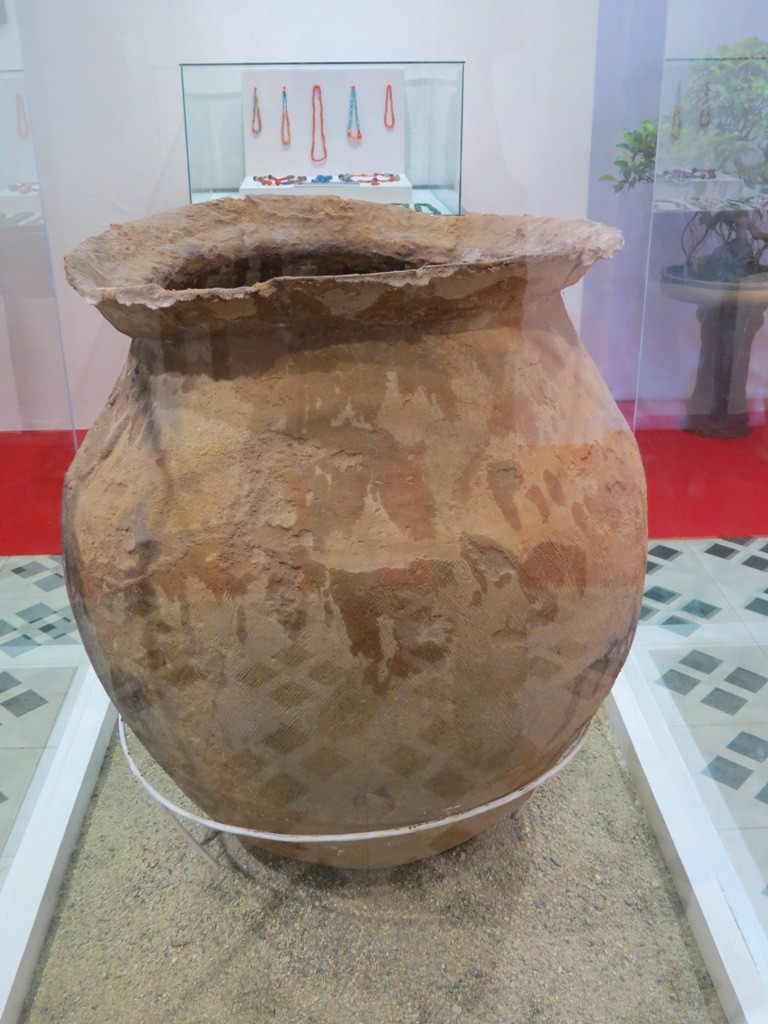 Mộ Chung bằng gốm thuộc dòng văn hóa Sa Huỳnh có niên đại từ 2000-2500 năm