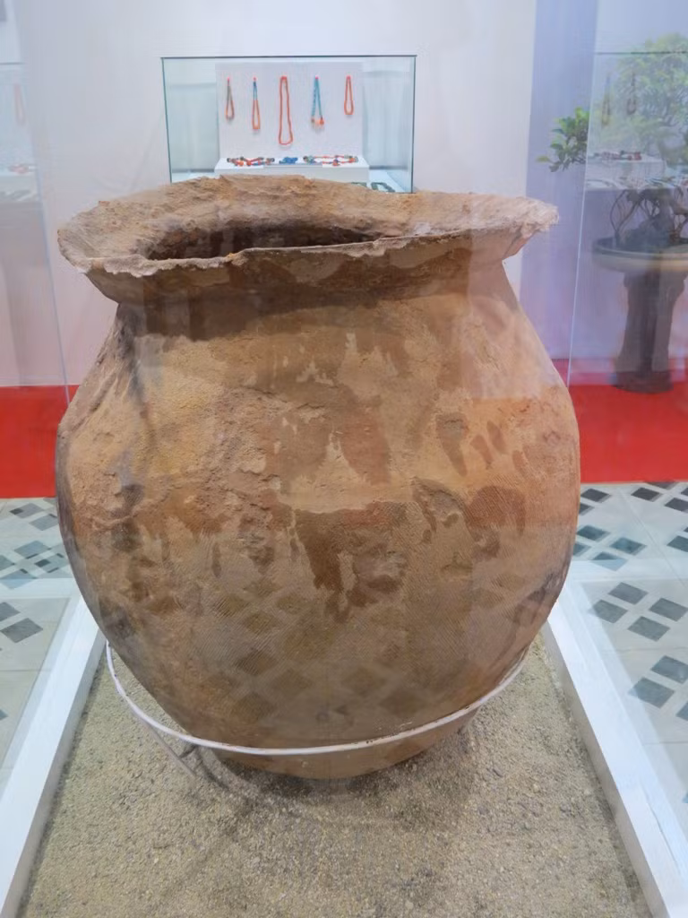 Mộ Chung bằng gốm thuộc dòng văn hóa Sa Huỳnh có niên đại từ 2000-2500 năm