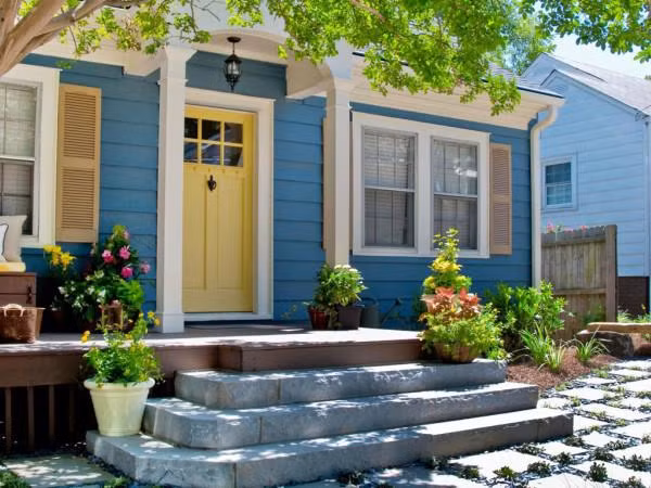 Nhà có cửa chính không phai mầu tường nhà luôn kiên cố