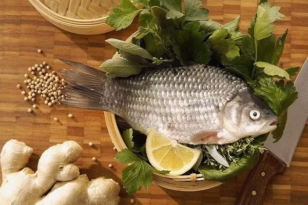 Cần đánh vảy làm sạch mang giúp loại bỏ mùi tanh