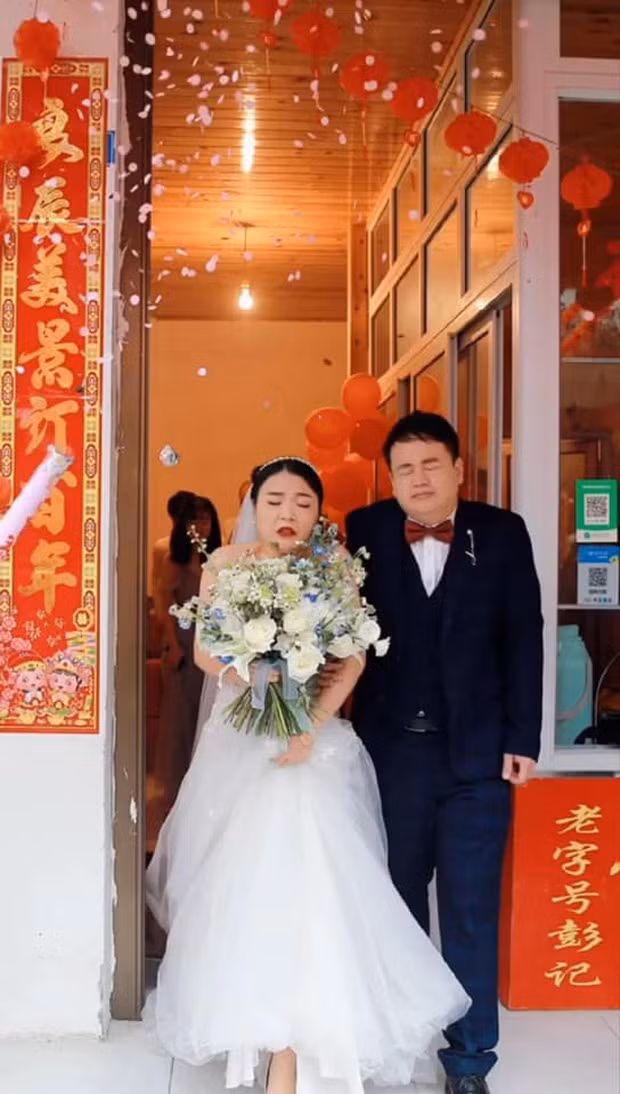 Nội tâm cô dâu - chú rể khi được mọi người bắn pháo hoa chúc mừng: 