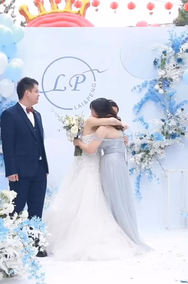 Ảnh này có khác gì các cô các bà cầm điện thoại chụp không.