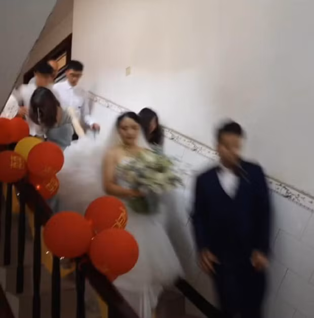 Cô dâu chú rể đi nhanh quá khiến nhiếp ảnh gia trở tay không kịp.