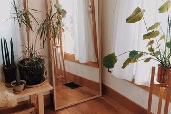 Không đặt gương chiêu vào giường ngủ