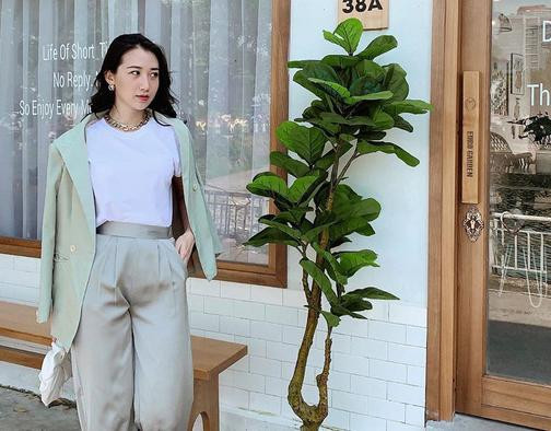 Mặc cả cây đồng màu bạn cũng có thể chọn mix áo blazer và quần jeans tông pastel na ná. Dù là màu sắc khác biệt chút đỉnh nhưng khi diện lên vẫn đảm bảo hiệu quả tôn dáng và ưng mắt cho người diện.