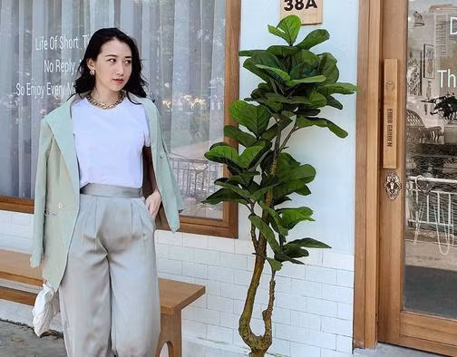 Mặc cả cây đồng màu bạn cũng có thể chọn mix áo blazer và quần jeans tông pastel na ná. Dù là màu sắc khác biệt chút đỉnh nhưng khi diện lên vẫn đảm bảo hiệu quả tôn dáng và ưng mắt cho người diện.