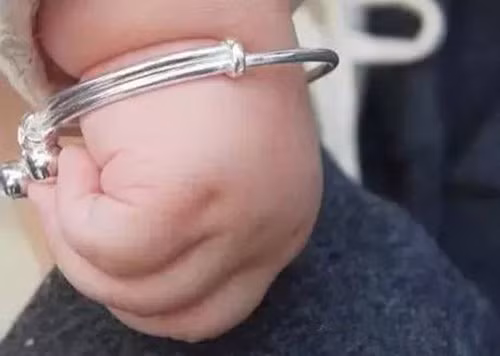 ba-noi-cho-chau-trai-4-thang-tuoi-deo-lac-bac-tuong-tot-ai-ngo-mac-benh-nguy-hiem-01