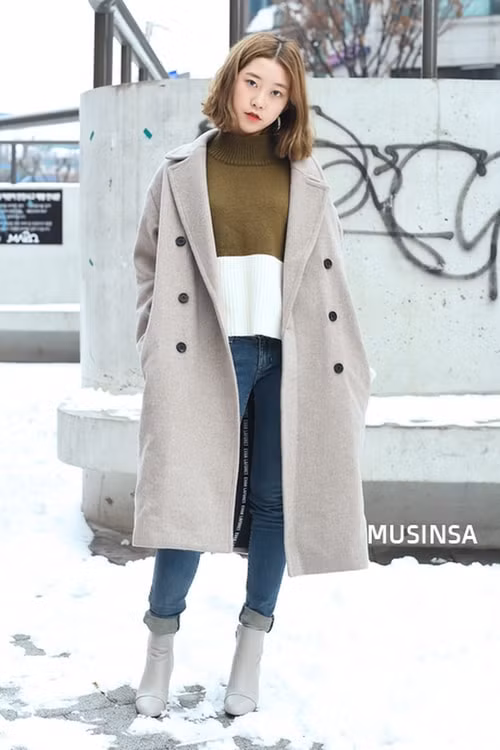 Bạn có thể kết hợp với những chiếc quần legging, quần skinny jean, quần baggy jean,... Bạn cũng có thể đi những đôi boots lỡ cổ cao gót, sneaker đều được và đều đẹp