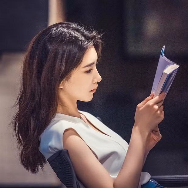 Một trong những dáng áo hot năm nay là áo không tay, đây là item được nhiều cô nàng chọn diện.