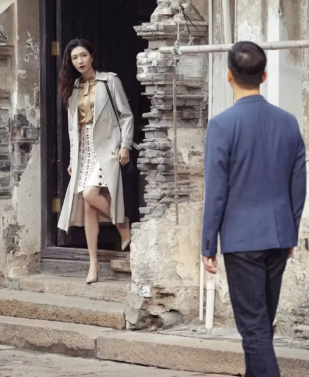 Những mẫu áo này diện không cũng đẹp mà mix cùng chân váy chữ A, quần âu, áo trench coat cũng đều "ổn áp".