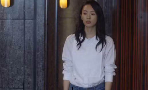 Nếu để ý kỹ bạn sẽ thấy đa phần các cô nàng trong Ba Mươi Chưa Phải Là Hết thường không hay xắn tay áo. Đa phần là họ cài khuy tay áo chỉn chu hoặc cùng lắm là kéo áo lên cao chút đỉnh để duy trì được hình ảnh chỉn chu mọi lúc mọi nơi.