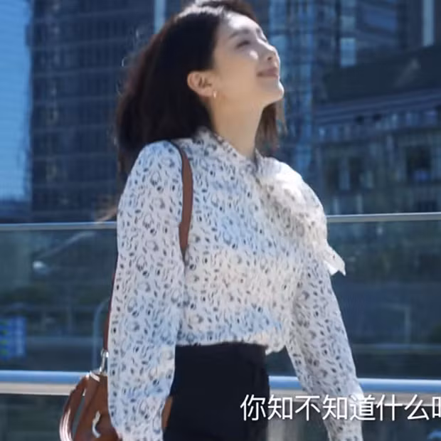 Bạn có thể làm mới gu thời trang của mình khi chọn áo họa tiết. Dù vậy cũng nên chọn những mẫu họa tiết nhỏ xinh để tổng thể không bị quá lòe loẹt.