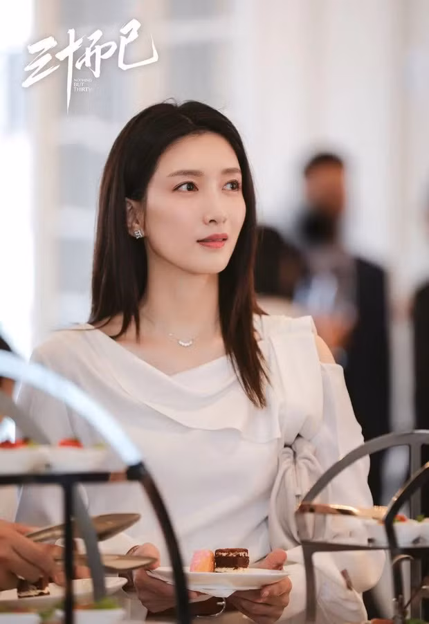 Những chiếc áo vai ngang có thêm phần nữ tính cho bạn. Bạn đừng quên tạo điểm nhấn khi diện thêm một chiếc vòng cổ nhỏ xinh.