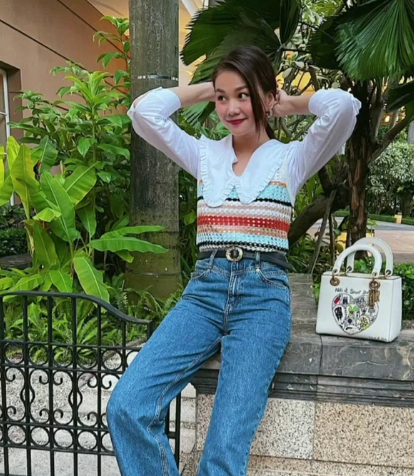 Layer blouse trắng với áo len gilet màu rực rỡ, kết hợp với quần jeans ống đứng giúp Thanh Hằng có được vẻ ngoài max trẻ trung, nổi bật mà vẫn hài hòa và xịn mịn. Empty