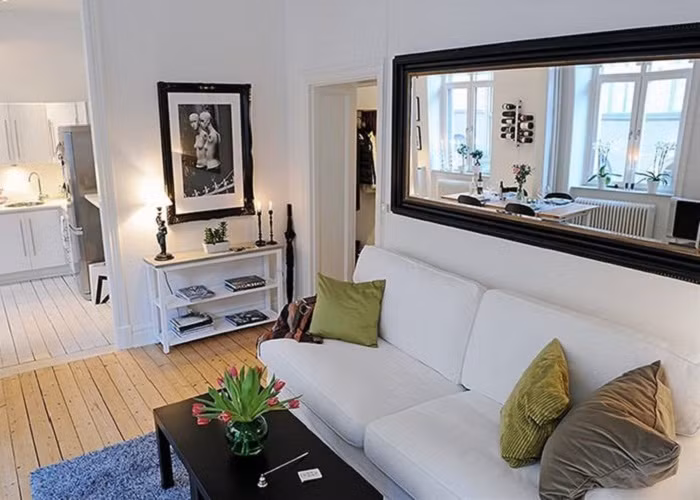 Không đặt gương thẳng cửa chính