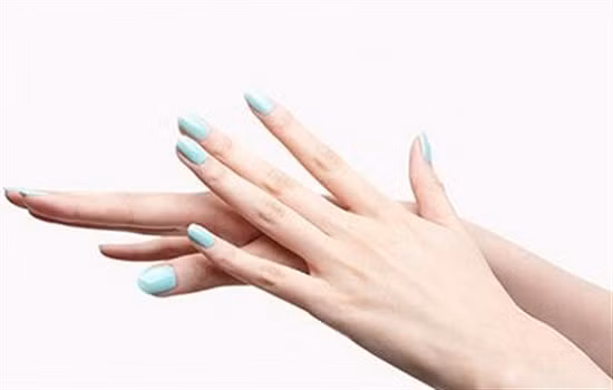 Phụ nữ bàn tay thon nhỏ giàu có