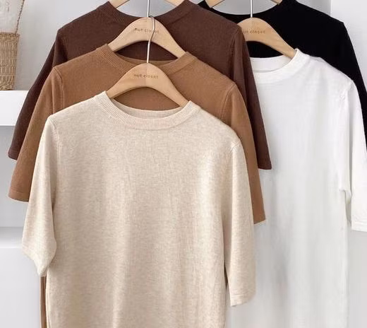 Đây là kiểu áo giữ ấm tốt hơn áo phông, lại còn hợp với không khí thu đông phải biết nên diện item này, bạn chắc chắn được khen và trở thành quý cô sành mốt trong mắt đồng nghiệp. Những chiếc áo có màu trung tính luôn tỏ ra hiệu quả khi biến set đồ trở nên nhã nhặn, trẻ trung.