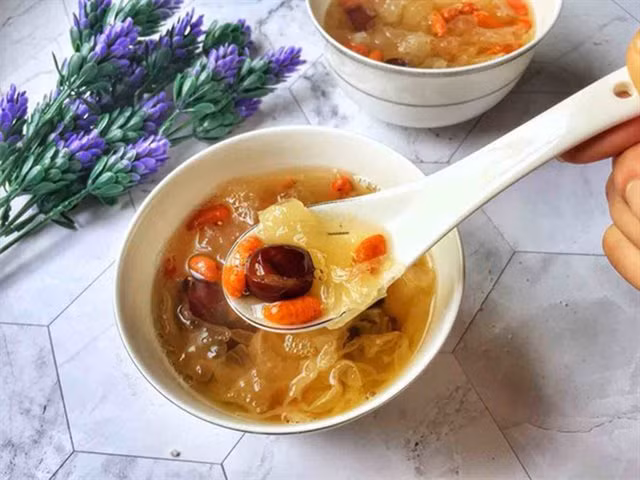 Món canh táo đỏ tuyết nhĩ có công dụng bồi bổ sức khỏe, làm đẹp da.