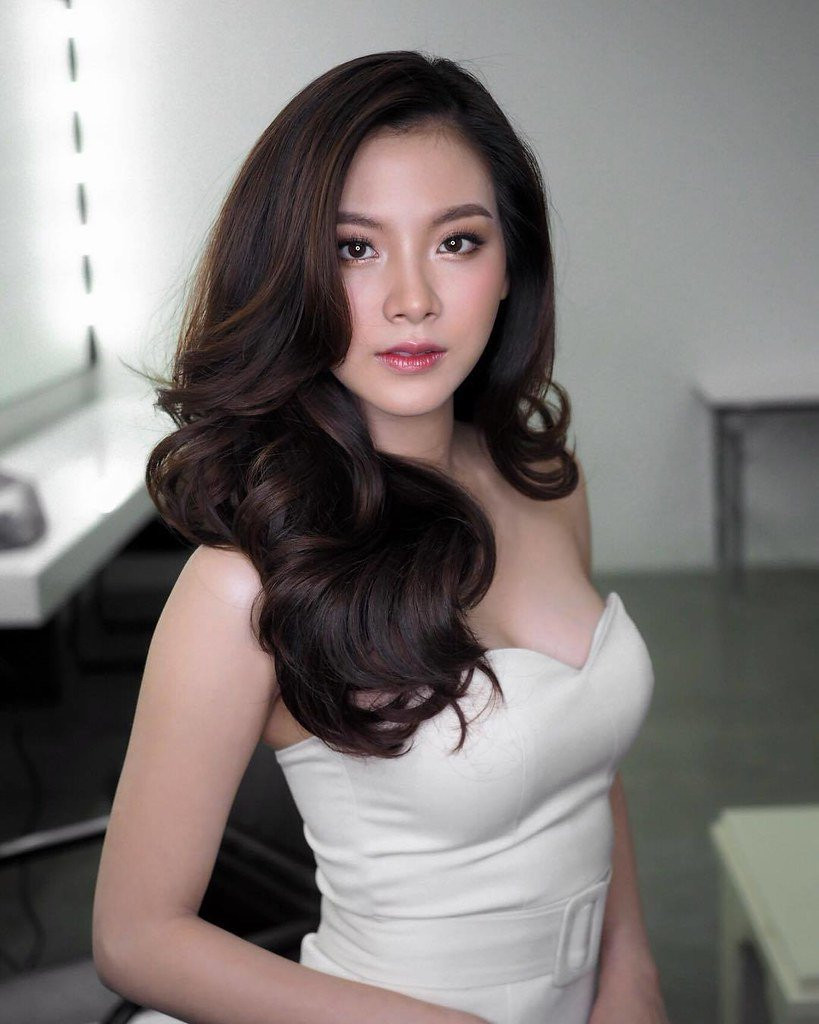 Còn đối với những cô nàng sở hữu mái tóc dài khỏe mạnh và ưa thích sự quyến rũ sang chảnh thì tóc layer xoăn lọn chính là sự lựa chọn hoàn hảo nhất. Còn đối với những cô nàng sở hữu mái tóc dài khỏe mạnh và ưa thích sự quyến rũ sang chảnh thì tóc layer xoăn lọn chính là sự lựa chọn hoàn hảo nhất
