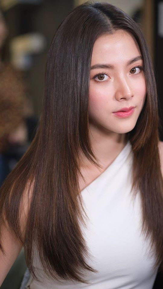 Baifern đã từng gây bão trong bom tấn "Chiếc lá cuốn bay" với kiểu tóc layer tầng uốn cúp đuôi này của mình. Baifern đã từng gây bão trong bom tấn
