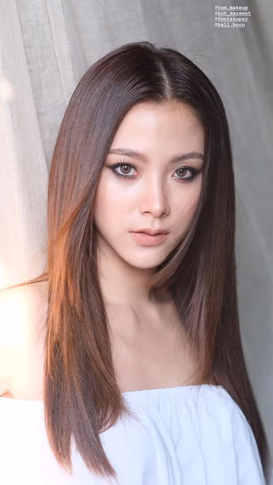 Kiểu tóc này vừa sang vừa thanh lịch lại tôn lên sự nữ tính. Không những vậy nó còn giúp bạn biến hóa được nhiều phong cách khác nhau từ nhẹ nhàng thục nữ đến cá tính quyến rũ.