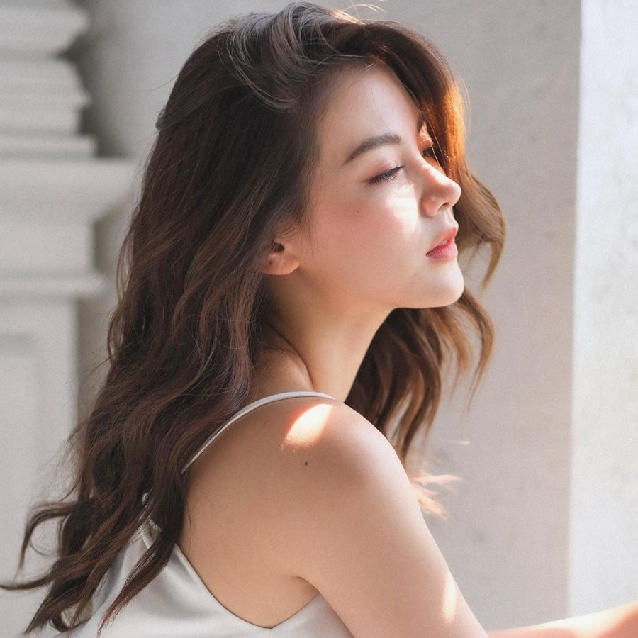 Đây là kiểu vô cùng dễ để vì nó không hề kén mặt cũng chẳng hề kén tuổi. Bên cạnh đó kiểu tóc này còn cực hợp với những cô nàng sở hữu mái tóc mỏng dính và hay bị ép sát vào đầu vì những gợn xoăn sóng nhẹ nhàng sẽ giúp tóc bạn dày dặn bồng bềnh hơn đến 3-4 lần. Đây là kiểu vô cùng dễ để vì nó không hề kén mặt cũng chẳng hề kén tuổi. Bên cạnh đó kiểu tóc này còn cực hợp với những cô nàng sở hữu mái tóc mỏng dính và hay bị ép sát vào đầu vì những gợn xoăn sóng nhẹ nhàng sẽ giúp tóc bạn dày dặn bồng bềnh hơn đến 3-4 lần.