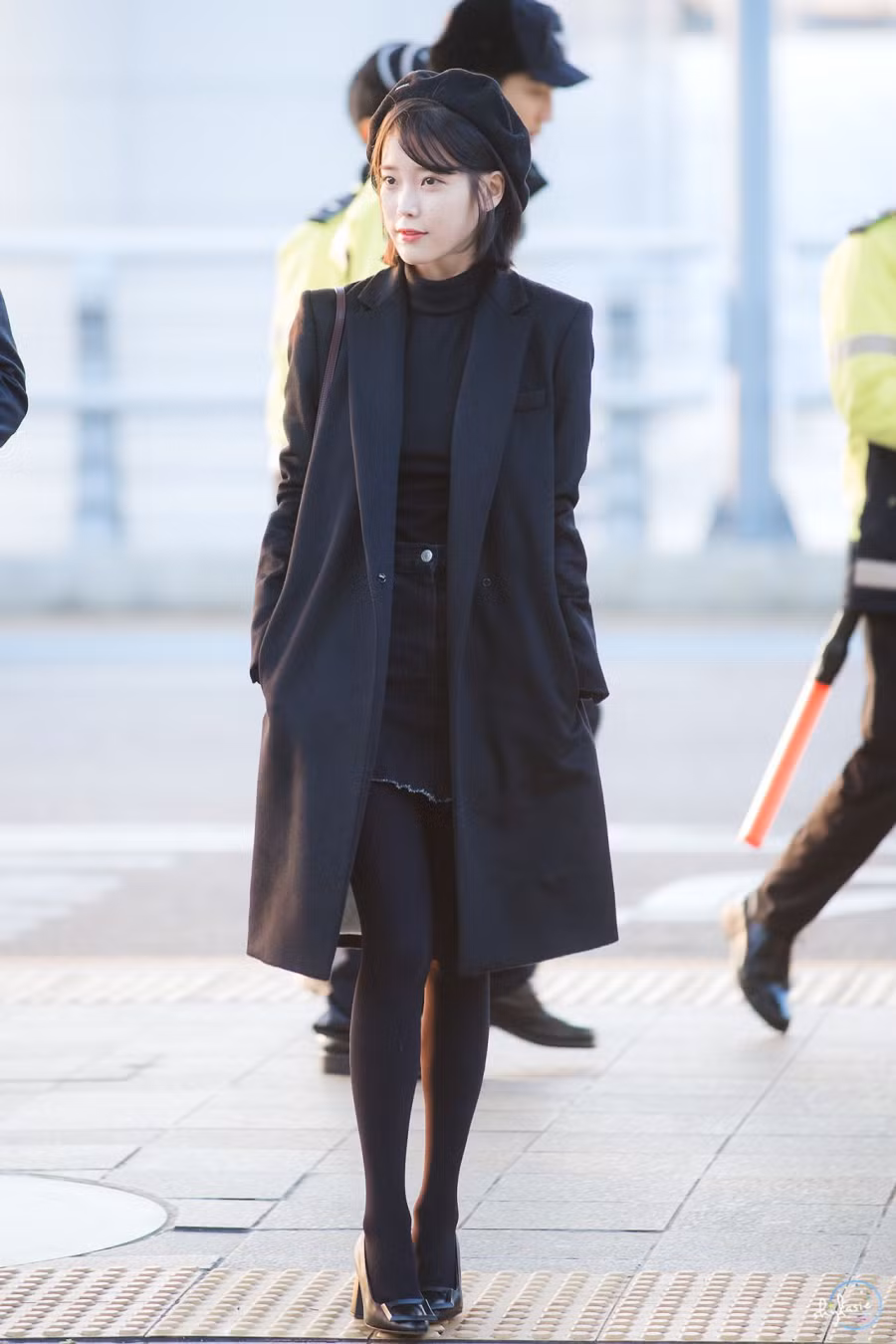 IU rất thích kết hợp áo len cổ lọ, chân váy với áo choàng dáng dài bởi nó vừa đơn giản lại vừa mang lại hiệu ứng thẩm mỹ rất tốt. Đặc biệt hãy nhìn vào điểm nhấn của set đồ này chính là chiếc mũ beret (đặc tưng của các quý cô Pháp).