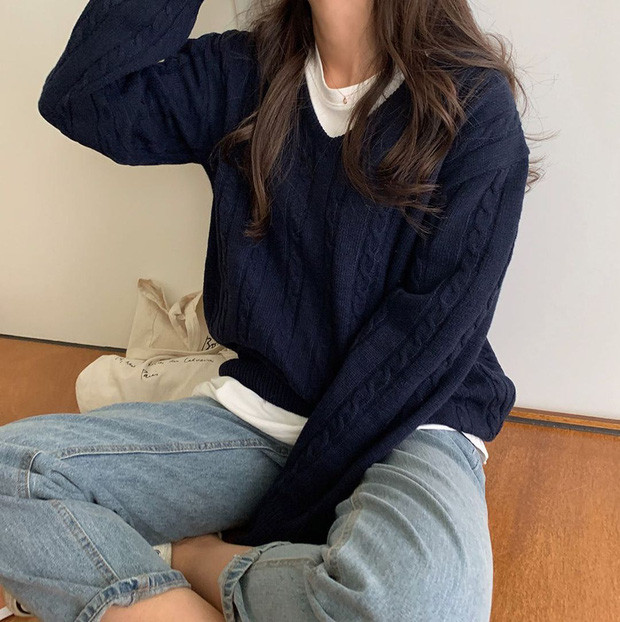 Áo len vặn thừng layer với áo thun mỏng, phía dưới là jeans mài bụi bặm. Empty
