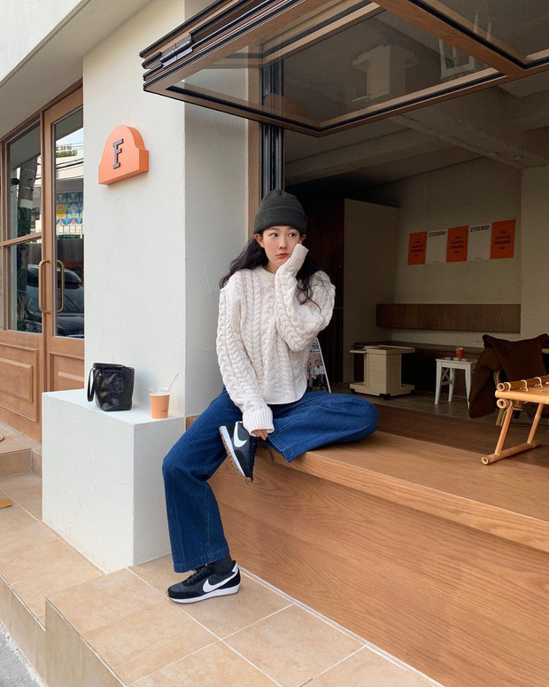 Áo len vặn thừng và quần jeans ống rộng, thêm chiếc mũ len beanie là chuẩn bài xinh xẻo. Empty