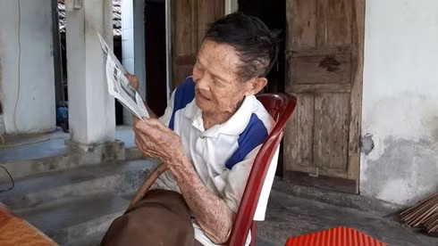 Tuy tuổi già nhưng cụ vẫn minh mẫn, đọc báo, làm thơ