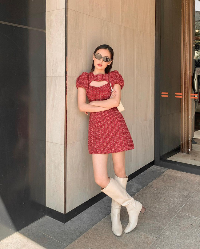 Mẫu đầm đỏ không chỉ nổi bật cả một góc trời mà còn toát lên sự sang chảnh nhờ chất liệu vải tweed. Những chi tiết như cut-out, tay bồng, độ dài trên đầu gối giúp sexy và yêu kiều cho người diện. Empty