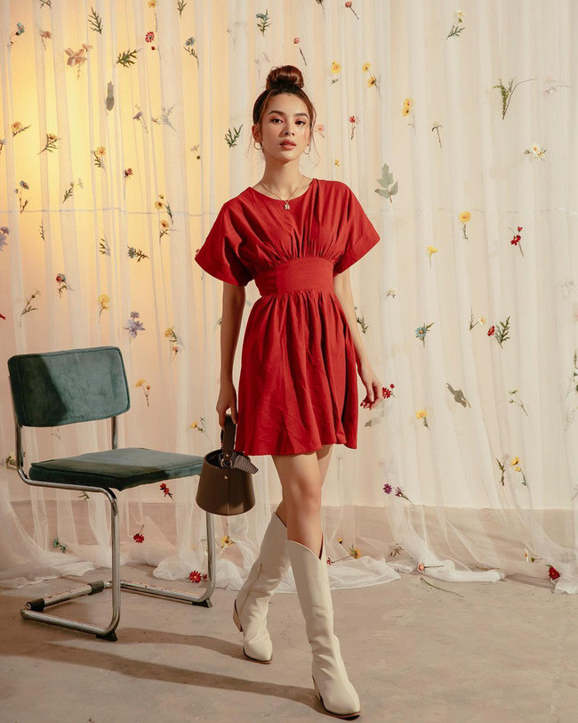 Mẫu váy đỏ tônvòng eo nhỏ gọn của chị em. Thiết kế của chiếc đầm này cũng đủ nổi bật và không kém phần trang nhã, thanh lịch. Bên cạnh đó, với độ ngắn trên đầu gối, mẫu đầm đỏ này sẽ giúp chiều cao được cải thiện trông thấy. Empty