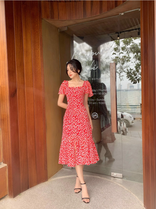 Váy này là lựa chọn siêu hợp với không khí tươi vui của mùa Xuân, bên cạnh đó, những chi tiết như cổ vuông, xẻ tà cũng tăng thêm phần hút mắt cho mẫu váy. Empty