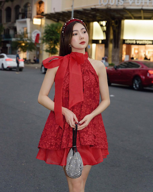 Combo cổ yếm + chân váy xòe. Chi tiết "ăn tiền" nhất của set váy chính là cổ nơ yêu kiều giúp người mặc thêm phần sang chảnh, kiêu kỳ nhưng không "sến" chút nào. Empty