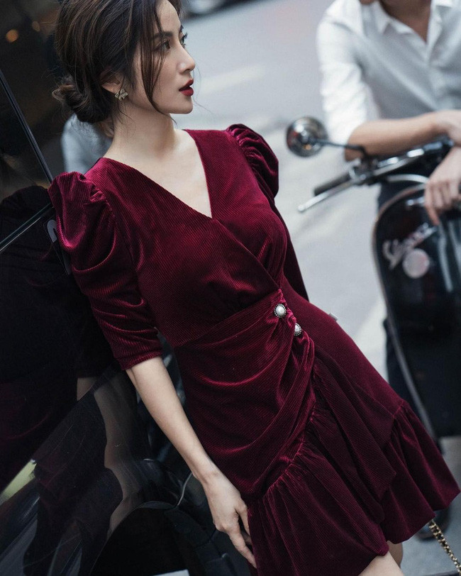 Muốn vẻ ngoài đạt ngưỡng sang chảnh, quý phái level max nhưng không bị dừ, mẫu váy nhung tay bồng, đỏ thẫm là một lựa chọn cực kỳ lý tưởng dành cho bạn. Empty