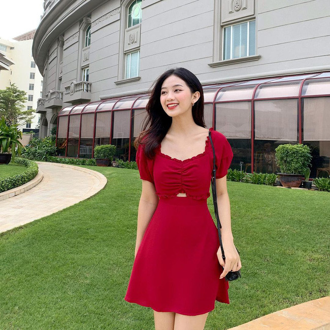 Với chi tiết bèo nhún được nhấn nhá hợp lý, chiếc đầm đỏ mang đến vẻ ngoài hết sức xinh tươi, ngọt ngào và quyến rũ. Empty