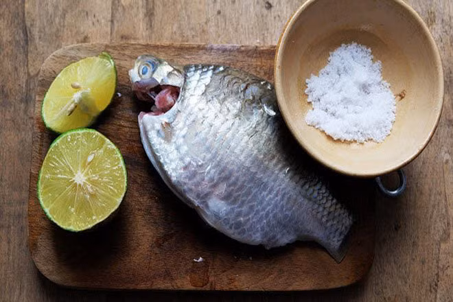 Dùng rượu trắng, chanh muối làm sạch cá