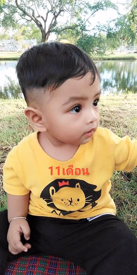 Cậu bé dần lớn lên và diện mạo cũng thay đổi rất nhiều so với lúc mới chào đời.