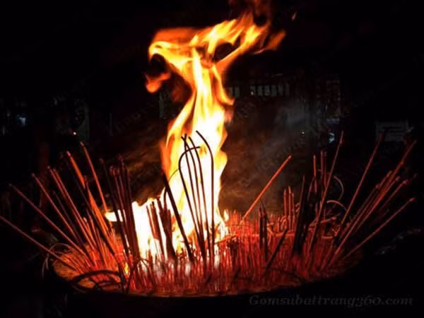 Bát hương bị cháy