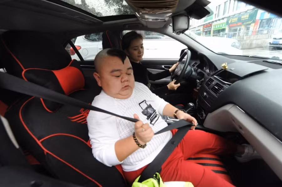 Hai vợ chồng Xiao Zhang rất biết cách làm ăn. Hiện tại họ sở hữu một khối tài sản lớn khiến nhiều người ngưỡng mộ.