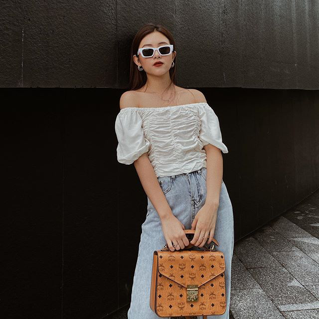 Một chiếc áo với thiết kế bèo nhún cũng chân váy hay quần mặc cũng đều đẹp cả. Empty